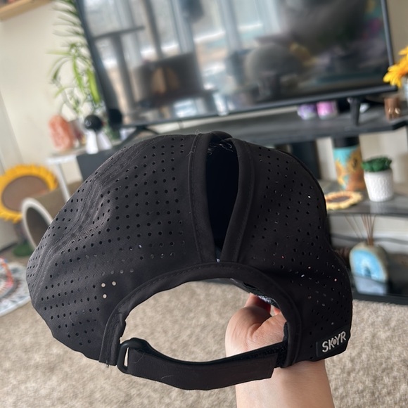 Workout Hat w/ pony hole - Picture 4 of 4